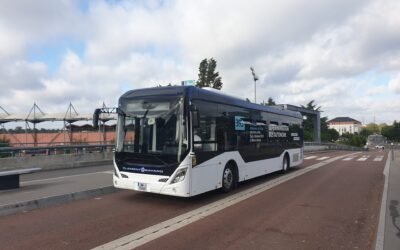 Un bus autonome RATP circule avec des voyageurs à bord