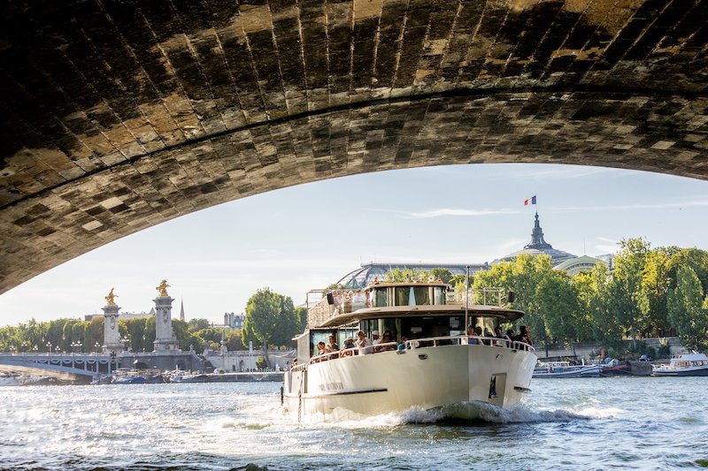 Le premier bateau promenade rétrofité 100% électrique sur la Seine