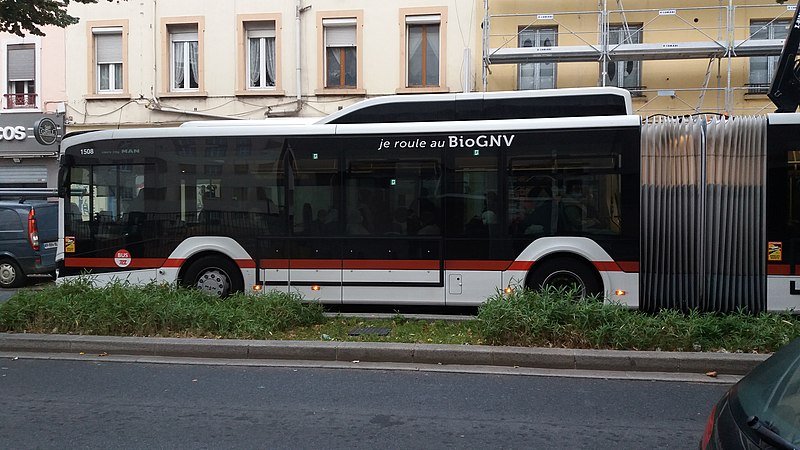 Bus articulé TCL roulant au BioGNV à Villeurbanne