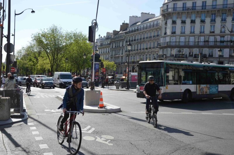 Bus et vélos à Paris