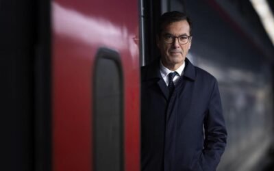 Le petit génie de l’Élysée continue de jouer avec le train