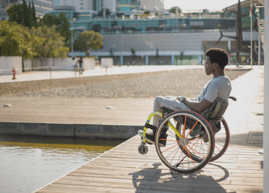 Jeune homme noir dans un fauteuil roulant