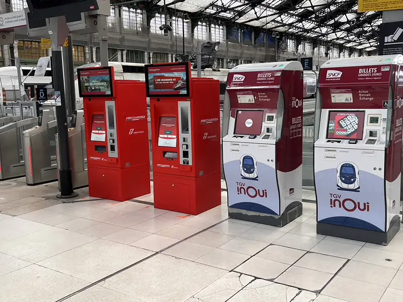 Distributeurs dans hall de gare Marco Caposciutti Trenitalia