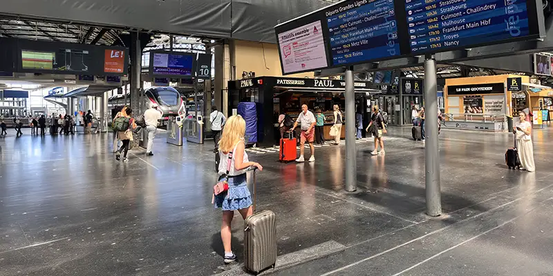 Femme devant panneau affichage Femme devant panneau affichage