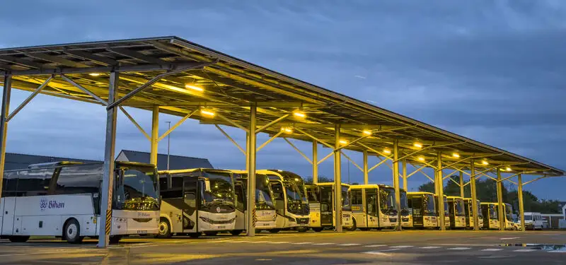 Bus a l arret dans une station