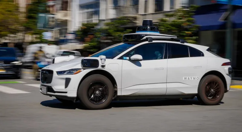 Waymo s’implante en France et les robotaxis se glissent dans la circulation