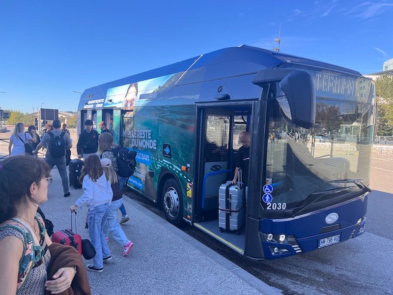À Lyon-Saint-Exupéry, deux Solaris à hydrogène atterrissent sur la piste